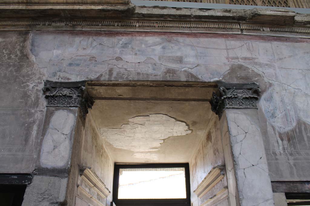 V.1 Herculaneum. March 2014. Looking towards west side of atrium and entrance corridor.
Foto Annette Haug, ERC Grant 681269 DÉCOR.

