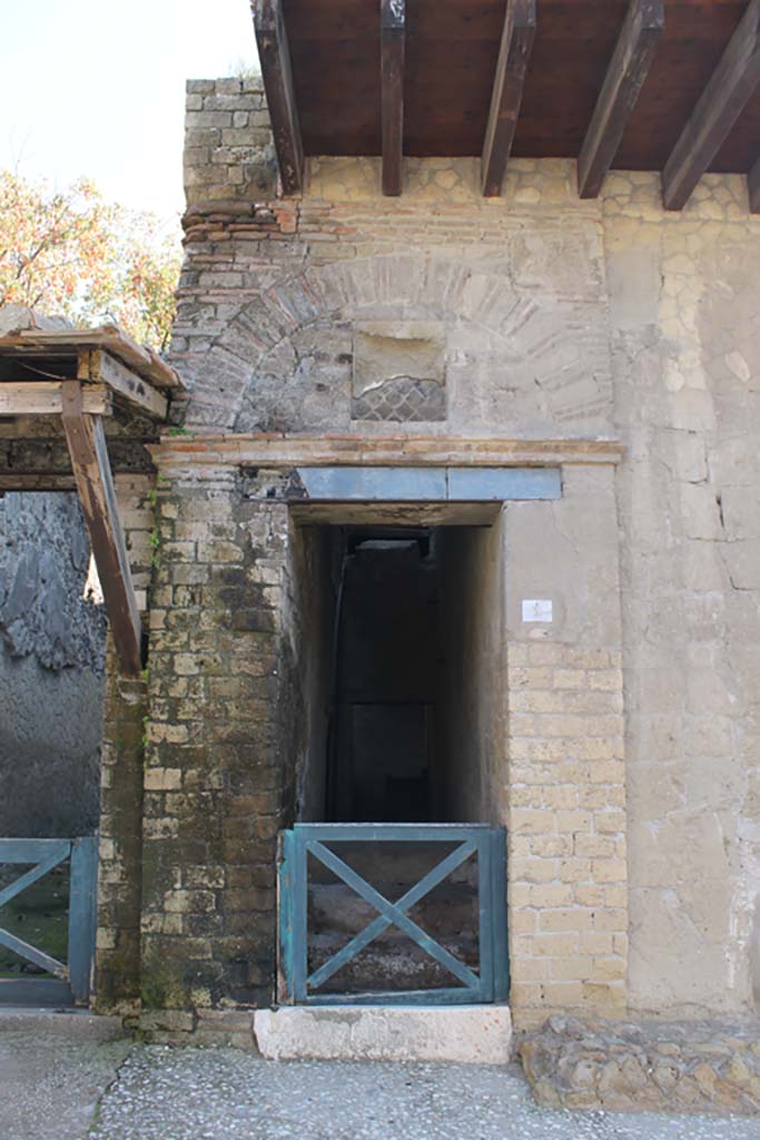 Ins. V 2, Herculaneum, September 2015. Entrance to doorway.
