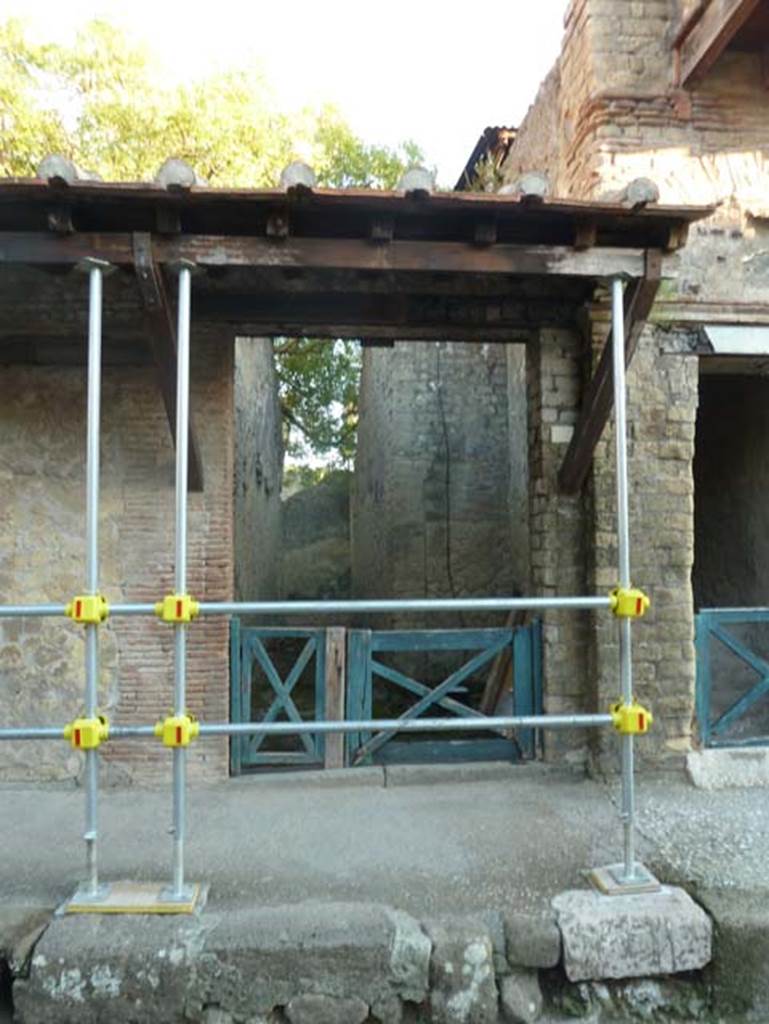 V.3 Herculaneum, September 2015. Entrance doorway, looking east.