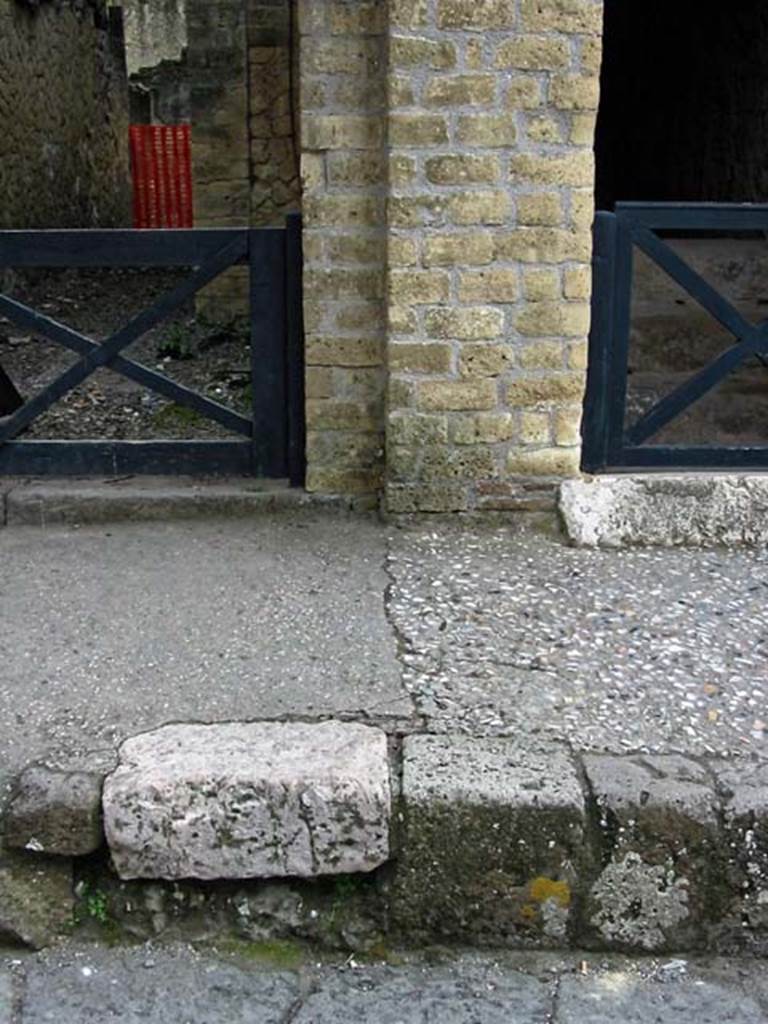 V.3, on left, Herculaneum, May 2003. Exterior wall at south end, with V.2, on right.
Photo courtesy of Nicolas Monteix.
