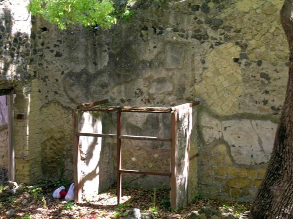 V.4, Herculaneum, May 2004. Garden area M, small area F against north wall. Photo courtesy of Nicolas Monteix.