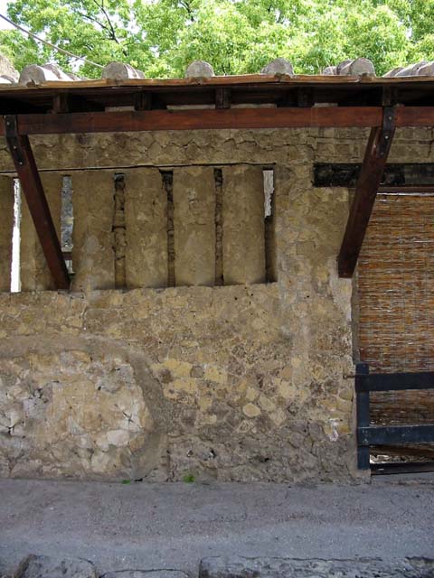 V.3-4, Herculaneum, May 2003. Exterior wall at north end and doorway to V.4, on right.
Photo courtesy of Nicolas Monteix.

