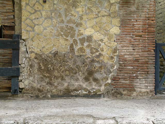 V.3-4. Herculaneum, May 2005. Detail of pilaster between doorways. Photo courtesy of Nicolas Monteix.