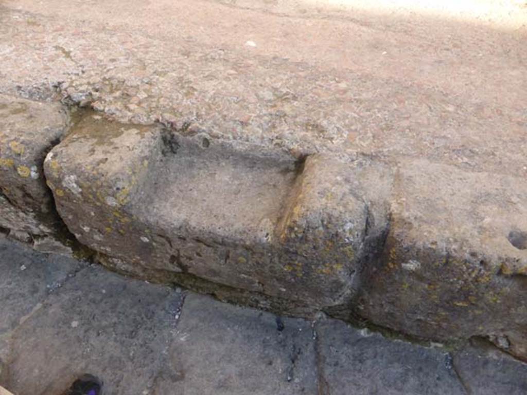 V.5 Herculaneum, September 2015. Step in pavement of Cardo IV Superiore.