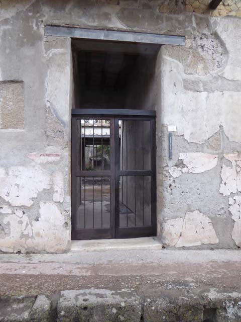 V 5, Herculaneum, October 2015. Entrance doorway. Photo courtesy of Michael Binns.