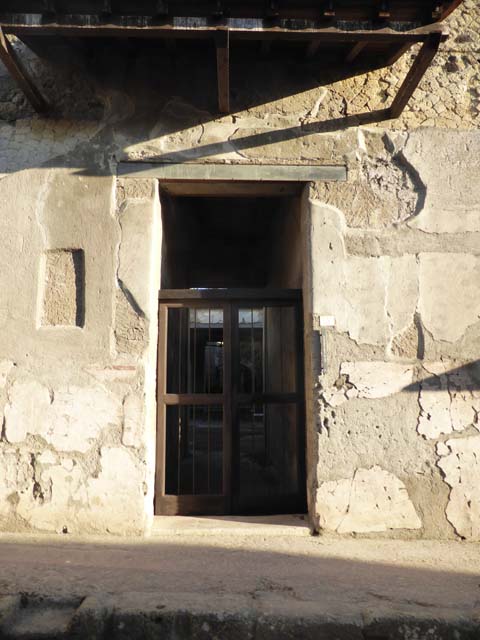 V.5 Herculaneum, September 2015. Entrance doorway.