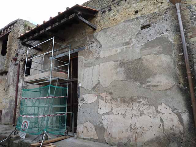 V.5 Herculaneum. August 2013. Looking east through entrance doorway, during restoration. Photo courtesy of Buzz Ferebee.

