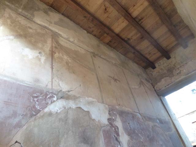 V.5 Herculaneum, September 2015. South wall of entrance corridor. 