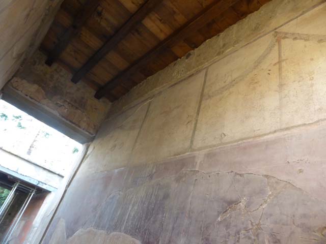 V.5 Herculaneum, September 2015. Floor of entrance corridor.
