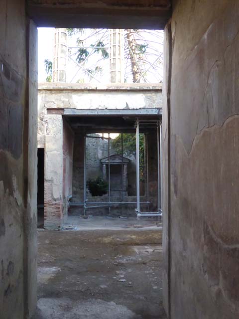 V.5 Herculaneum, September 2015. 
East side of atrium with corridor to rear rooms and garden, and north side of tablinum.

