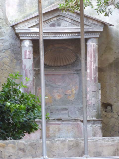 V.5 Herculaneum, May 2018. Detail of aedicula shrine in small garden area. Photo courtesy of Buzz Ferebee.