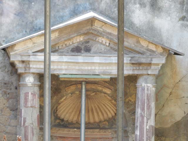 V.5 Herculaneum, May 2018. Detail of decorated niche of aedicula shrine.  Photo courtesy of Buzz Ferebee.