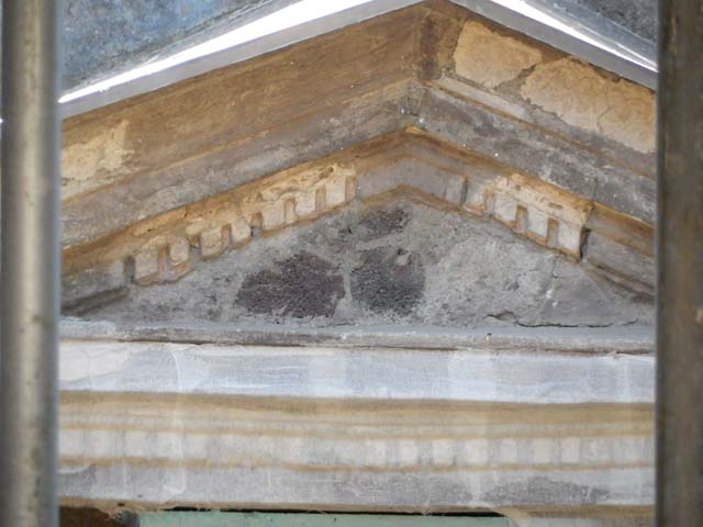V.5 Herculaneum, May 2018. Detail of remaining stucco on north side pillar. Photo courtesy of Buzz Ferebee.