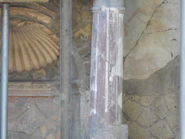V.5, Herculaneum. September 2003. Atrium, detail from south wall in south-west corner. Photo courtesy of Nicolas Monteix.

