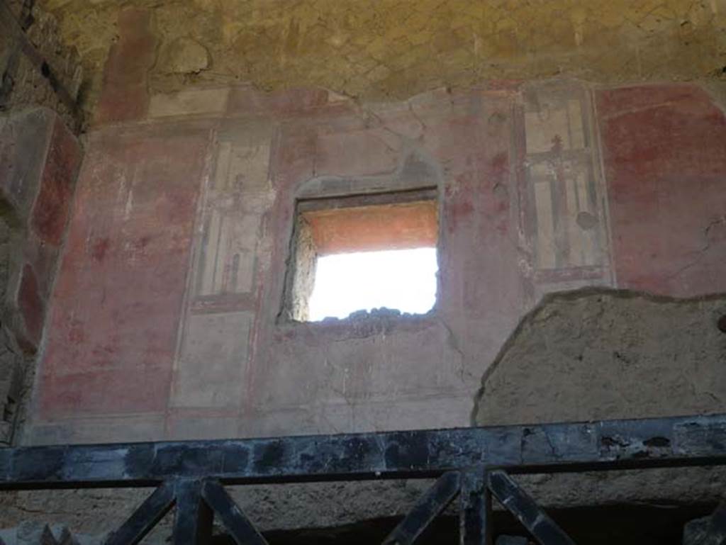 V 7/6, Herculaneum, August 2013. Upper room c, looking towards east wall with window and painted wall decorations. 
Photo courtesy of Buzz Ferebee.


