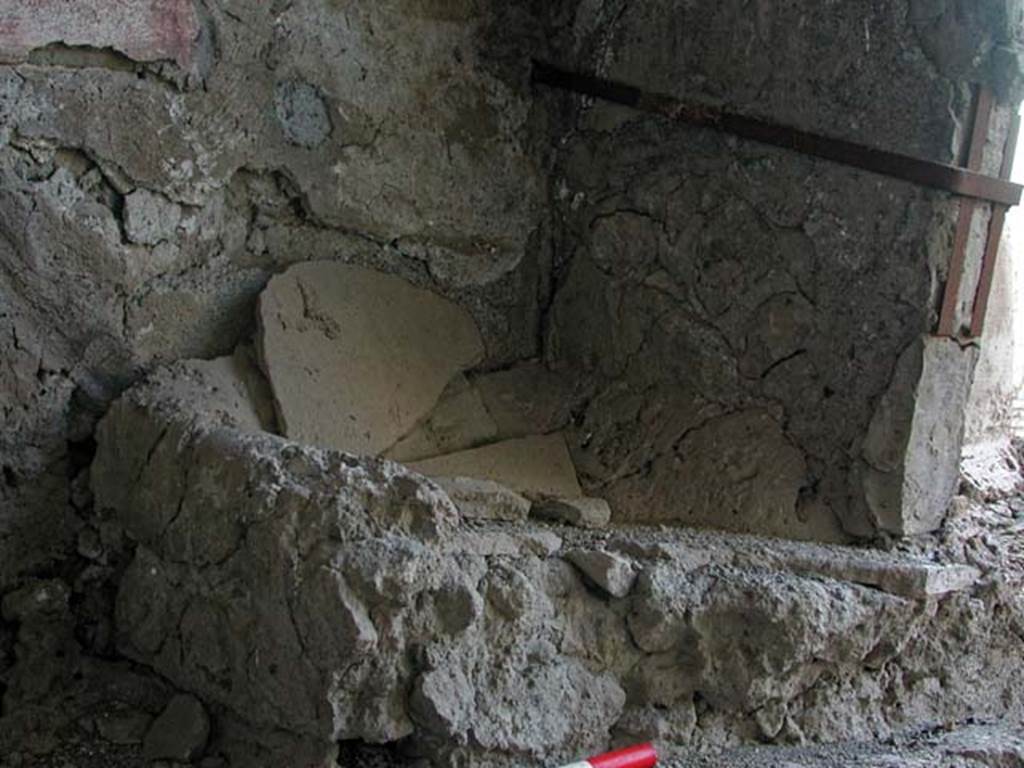 V.7/6, Herculaneum. September 2003. Upper room e, structure in south-west corner. 
Photo courtesy of Nicolas Monteix.
