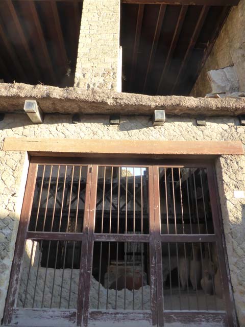 Ins. V 6, Herculaneum, September 2015. Entrance doorway and upper floor.
