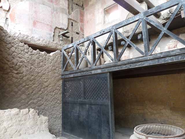 V.6, Herculaneum. June 2006. Looking towards east wall of mezzanine level, with painted decoration.
Photo courtesy of Nicolas Monteix.
