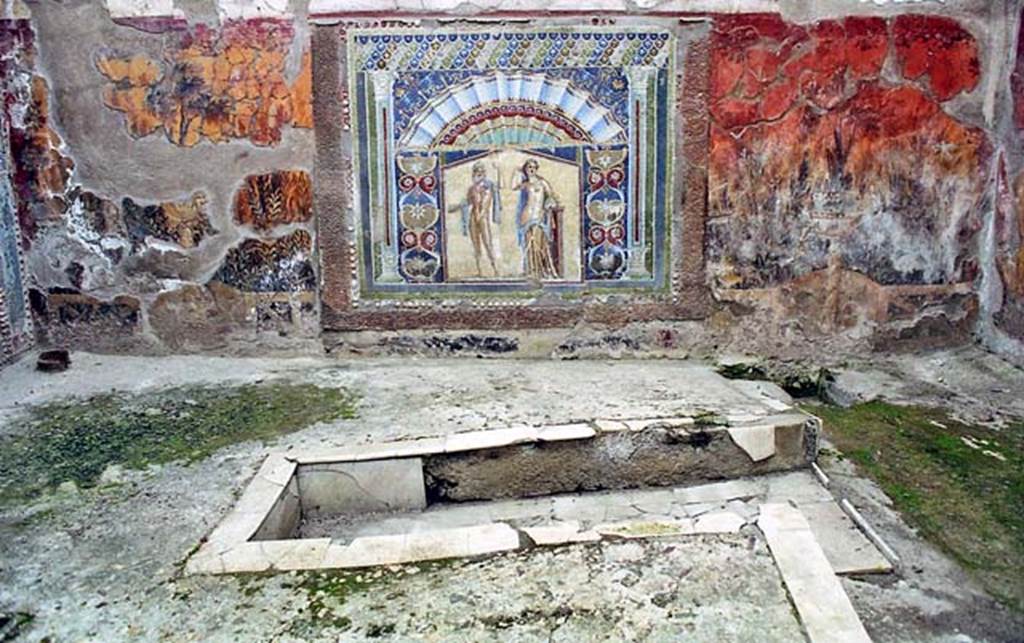 V.7, Herculaneum. October 2001. Looking across triclinium towards east wall of internal courtyard. Photo courtesy of Peter Woods.


