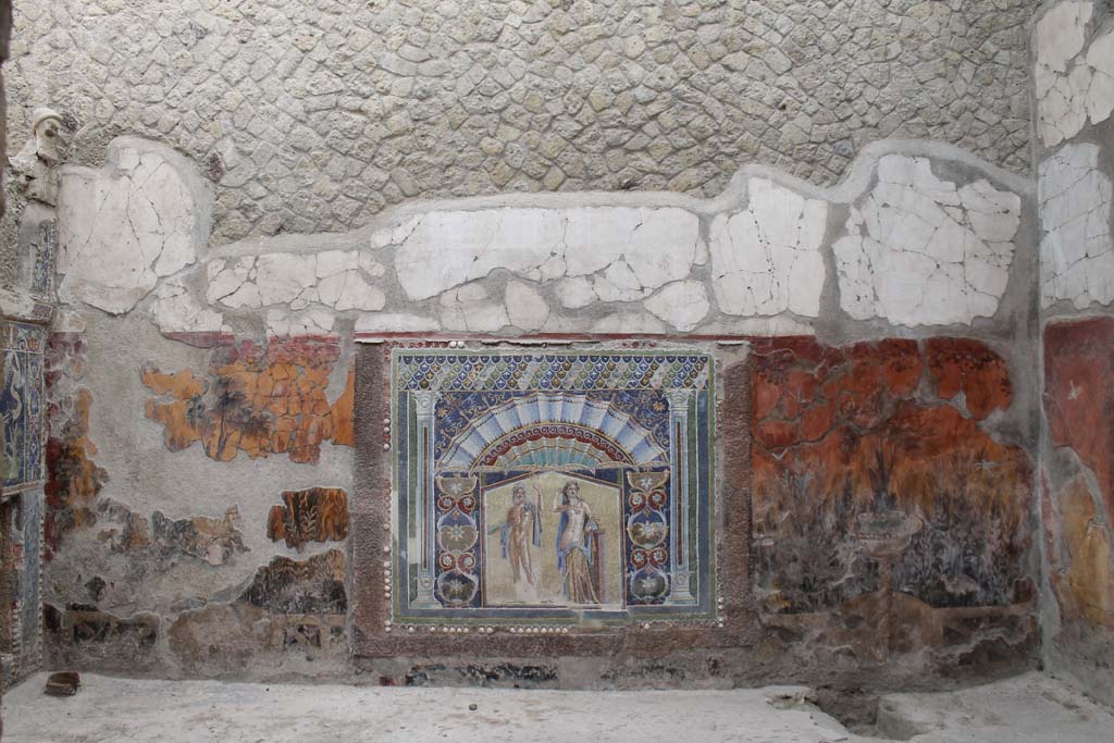V.7 Herculaneum, March 2014. Looking towards east wall of internal courtyard.
Foto Annette Haug, ERC Grant 681269 DÉCOR.
