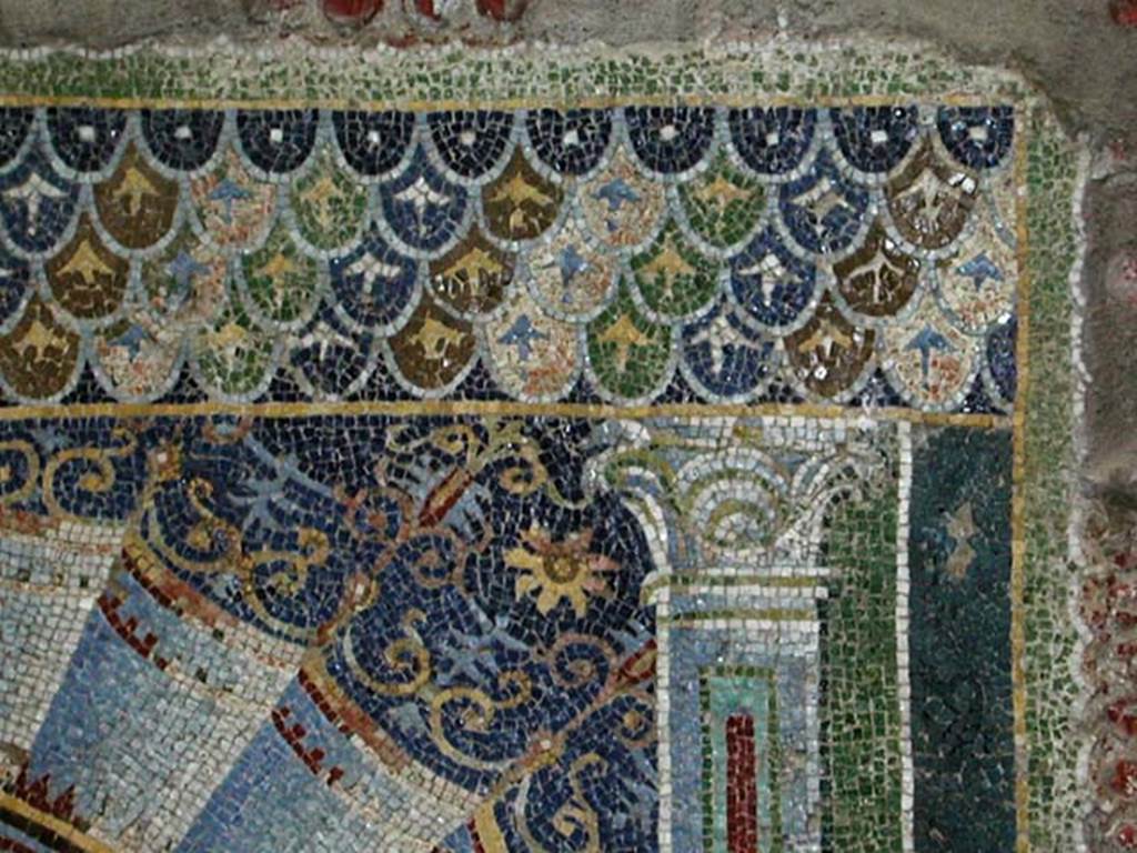 V.7, Herculaneum. September 2003. Detail of upper north-east corner of mosaic.
Photo courtesy of Nicolas Monteix.
