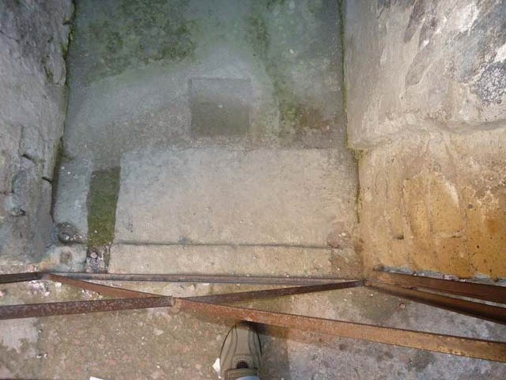 Ins. V 7, Herculaneum, September 2015. Doorway threshold at west end of corridor.