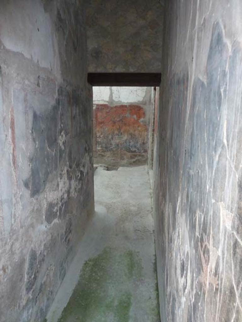 Ins. V 7, Herculaneum, September 2015. Corridor leading to the south-east corner of the internal courtyard.