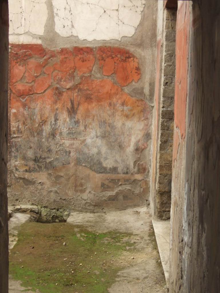 Ins.V.7 Herculaneum. May 2006. South-east corner of internal courtyard with garden painting with fountain on east wall. The doorway from the triclinium can be seen in the south wall..

