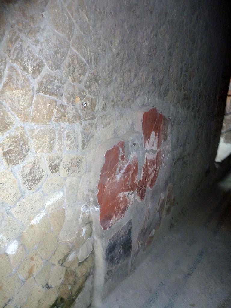 V.7 Herculaneum, September 2015. Remaining painted plaster on north wall of triclinium.