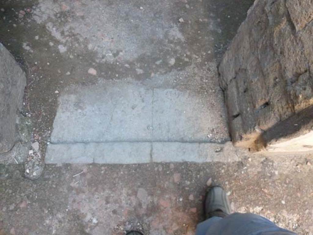Ins. V 7, Herculaneum, September 2015. Doorway threshold to cubiculum.