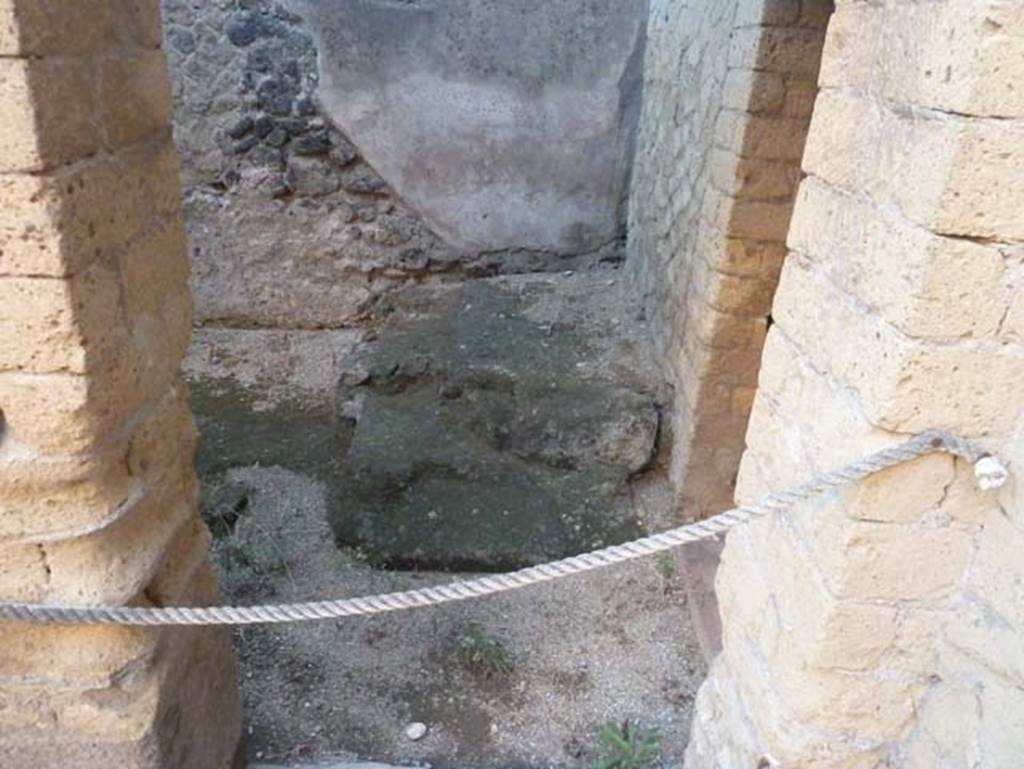 V 7, Herculaneum, September 2015. 
Looking south through doorway of room, linking with shop at V.6, in the south-west corner of the atrium.
The imprint in the wall plaster shows the line of the stairs to the upper apartment.
