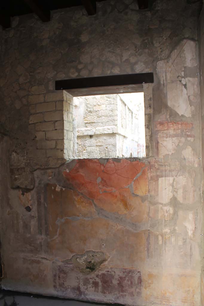 V.7 Herculaneum, March 2014. East wall with window of room on north-east side of atrium.
Foto Annette Haug, ERC Grant 681269 DÉCOR.
