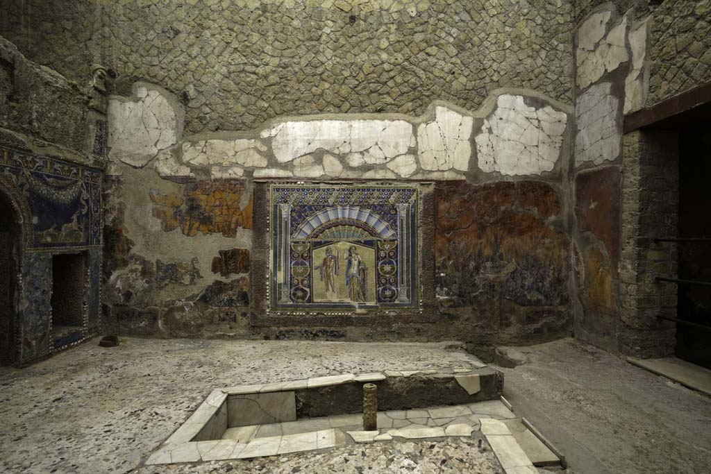 V.7 Herculaneum. August 2021. Looking across triclinium in internal courtyard from tablinum. Photo courtesy of Robert Hanson