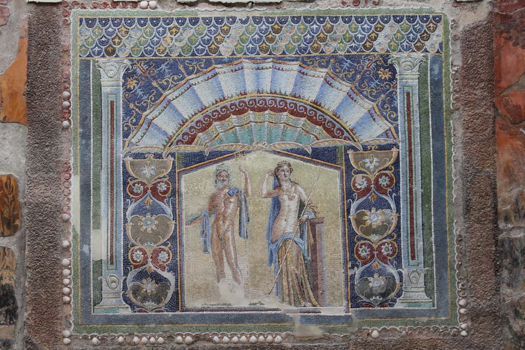 V.7 Herculaneum, March 2014. Mosaic panel of Neptune and Amphitrite on east wall.
Foto Annette Haug, ERC Grant 681269 DÉCOR.

