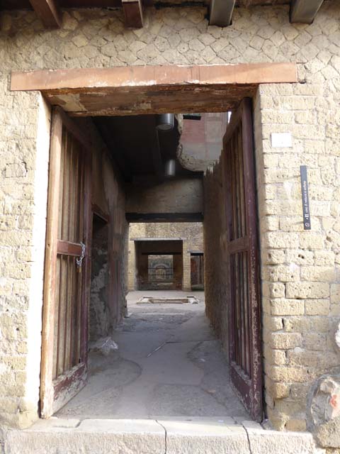 Ins. V 7, Herculaneum, September 2015.Entrance doorway.

 
