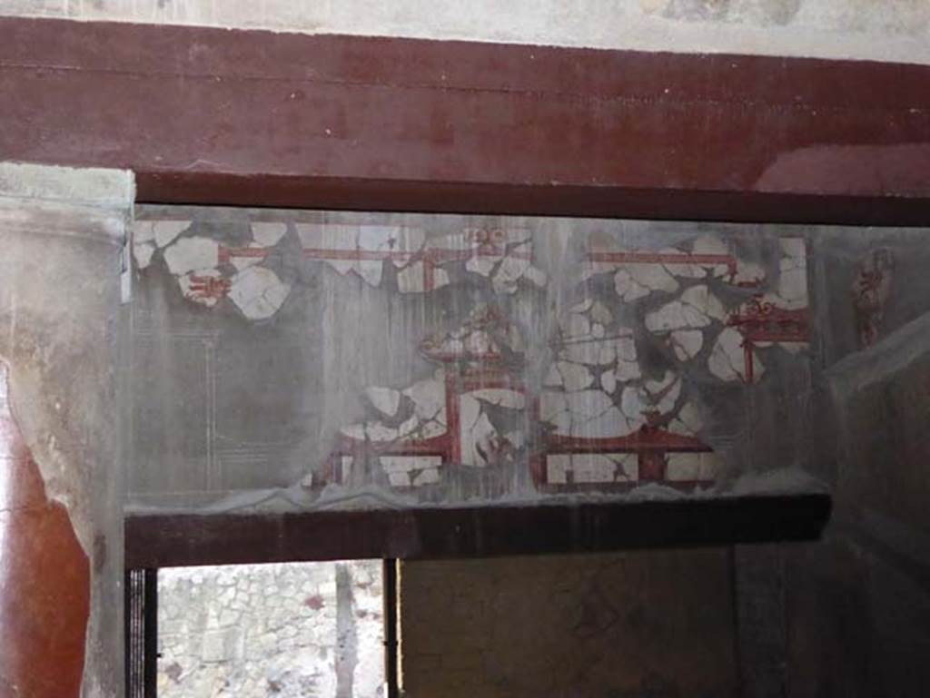V.8 Herculaneum. October 2014. Room 3, painted upper west wall of small tablinum.
Photo courtesy of Michael Binns.
