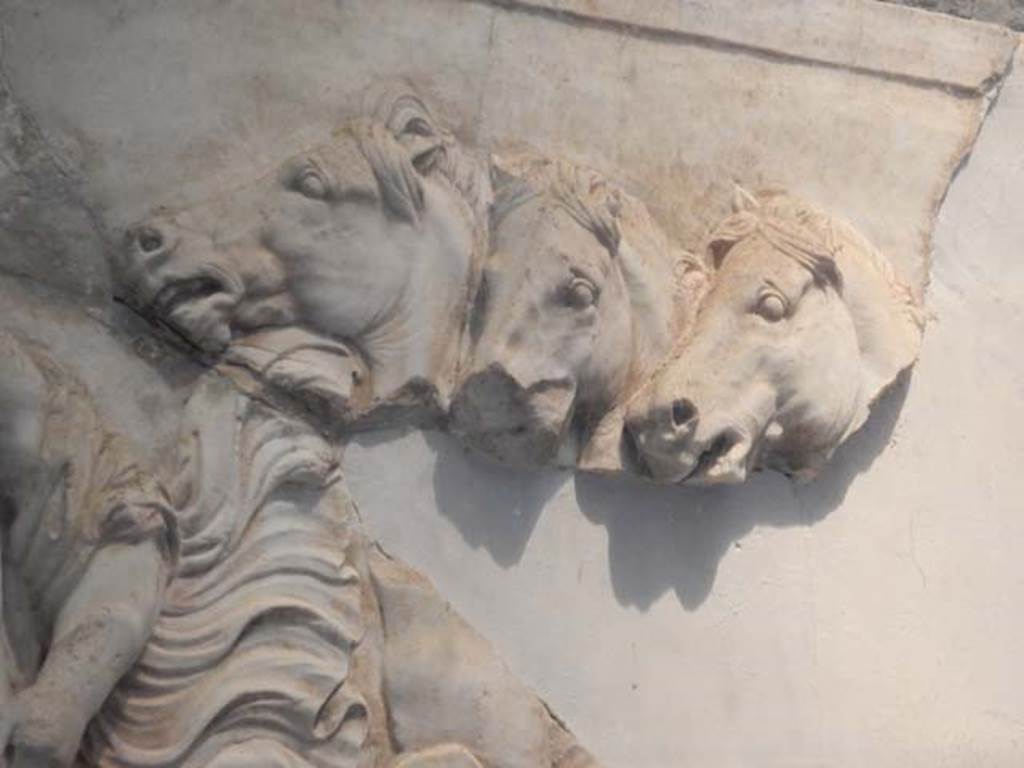 V.8 Herculaneum. May 2018. Room 7, detail from south wall. Photo courtesy of Buzz Ferebee.