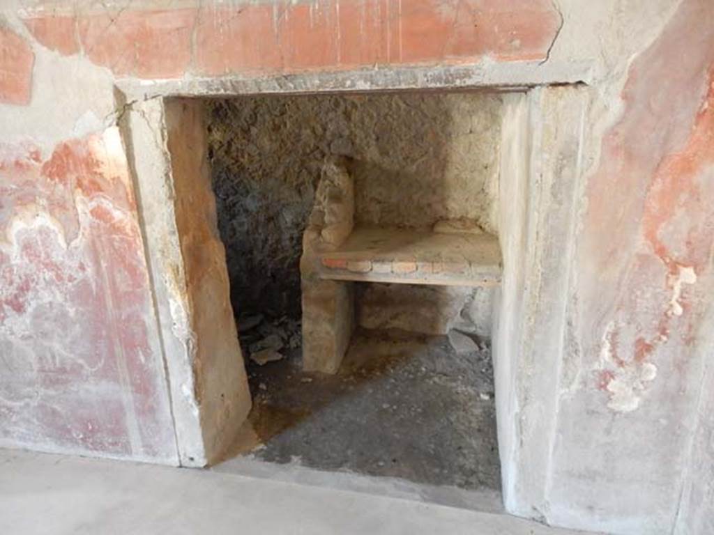 V.8 Herculaneum. May 2018. Room 1, looking through small doorway into kitchen. Photo courtesy of Buzz Ferebee.