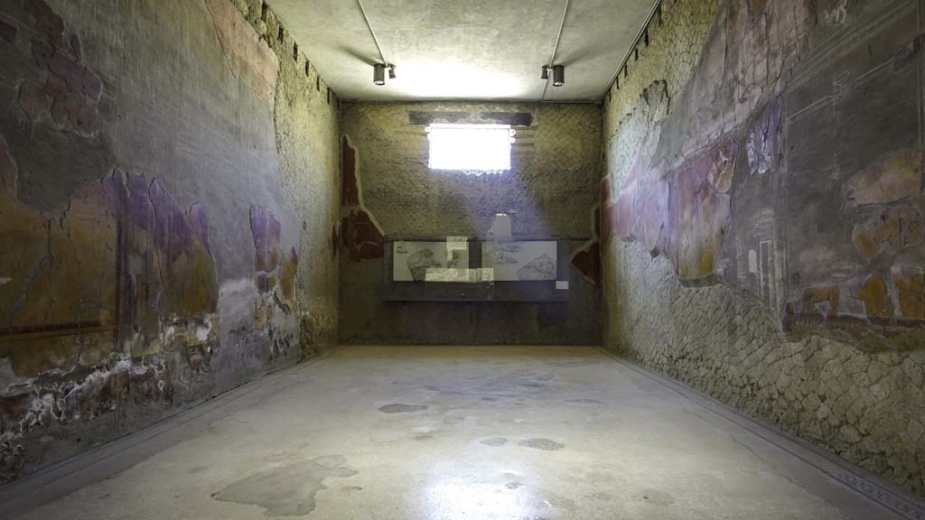 V.8 Herculaneum. August 2021. Room 7, looking towards south wall. Photo courtesy of Robert Hanson