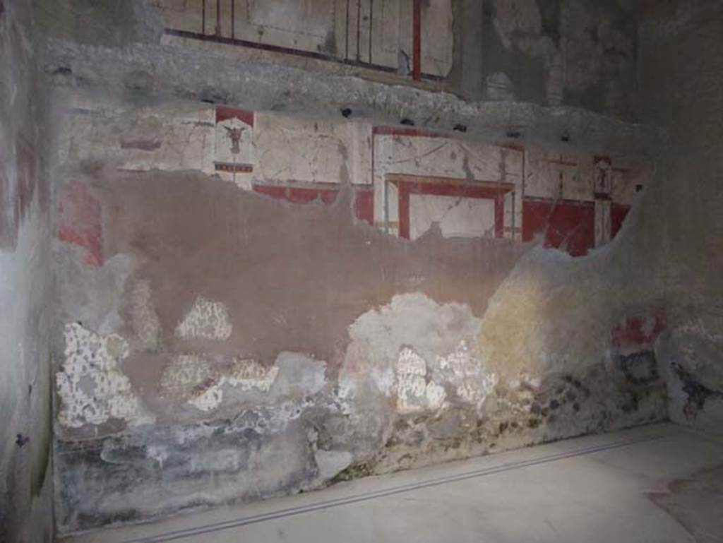V.8 Herculaneum. October 2014. Room 5, north wall of oecus. Photo courtesy of Michael Binns.