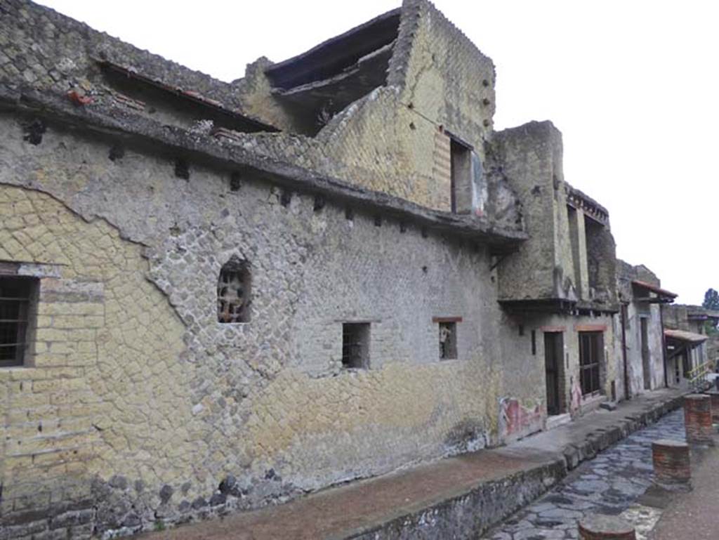 V.8, Herculaneum, on left. October 2015. Looking south on east side of Cardo IV Superiore, with upper floor, top left. V.7 and V.6, with their upper floors, can be seen on the right. Photo courtesy of Michael Binns.
