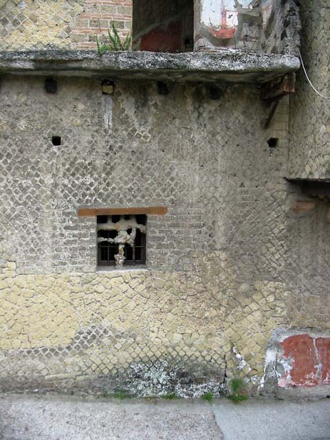 V.8, Herculaneum. May 2003. Looking east towards exterior frontage, with window giving light into room 10.
On the upper floor is a doorway into one of the rooms with preserved decoration.
Photo courtesy of Nicolas Monteix.

