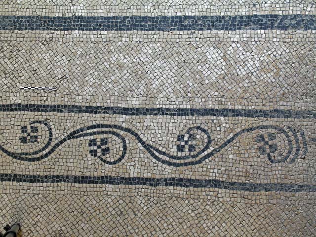 V.8, Herculaneum. May 2004. Detail of mosaic threshold separating room 1, from room 3, north end. Photo courtesy of Nicolas Monteix.
