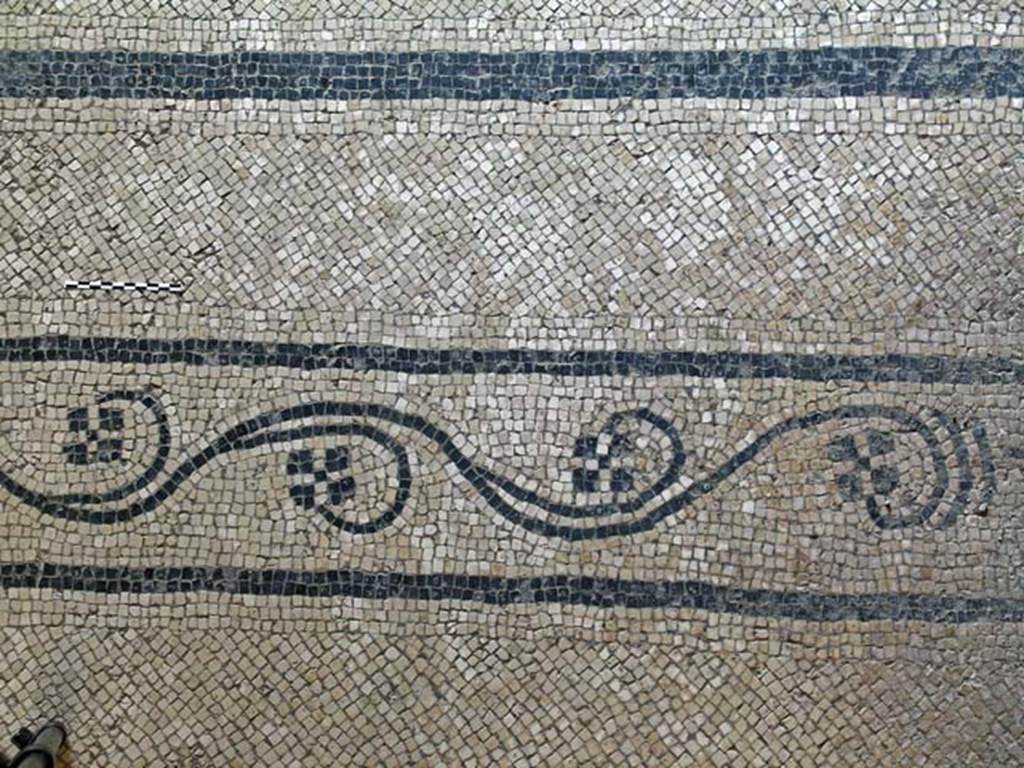 V.8, Herculaneum. May 2004. Detail of mosaic threshold separating room 1, from room 3, south end. Photo courtesy of Nicolas Monteix.
