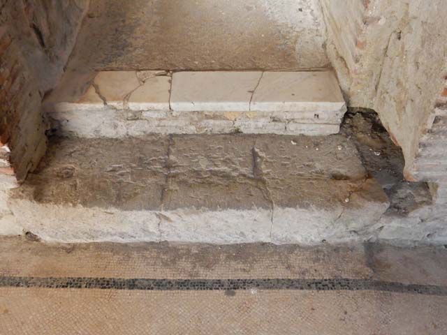 V.8, Herculaneum. Room 1, east wall, above doorway to tablinum. Photo courtesy of Nicolas Monteix.

