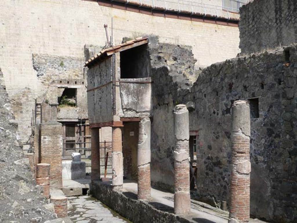 Ins. V.9 (doorway on right of centre), Herculaneum. May 2009. Looking north from Cardo IV Superiore. Photo courtesy of Buzz Ferebee.

