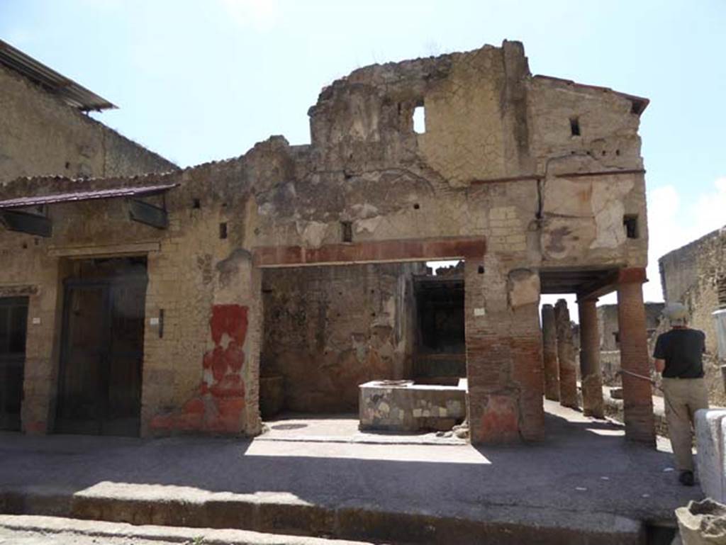 V.10, Herculaneum, July 2015. Looking south towards shop and upper floor, with Cardo IV. Superiore, on right. Photo courtesy of Michael Binns. 
