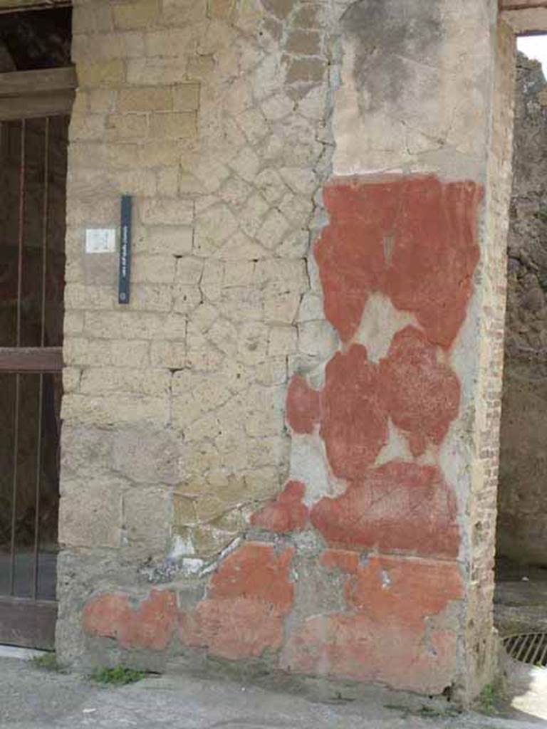 V. Herculaneum, May 2010. Pilaster between doorway V.11 and V.10 on Decumanus Maximus.