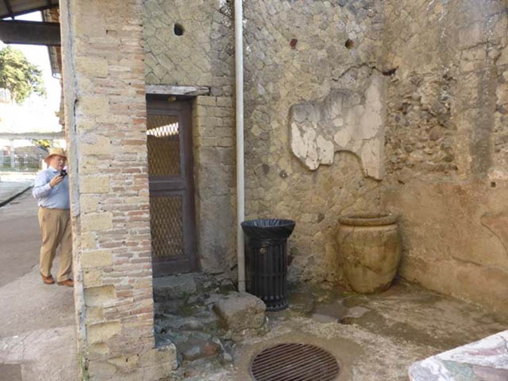 V.10, Herculaneum, September 2015. Looking east.
The shop had its own accommodation on the upper floor, because a staircase led from inside the shop to the mezzanine or upper floor above the shop.
Only the first masonry steps remain, the others being made of wood. 
