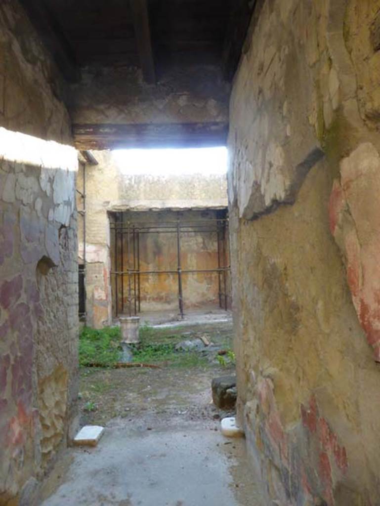 Ins. V.11, Herculaneum, September 2015. Looking south along entrance corridor towards atrium.